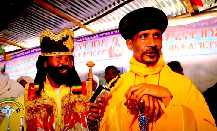 TekbirMedia's tweet photo. 🚩 መምህር መላከ ሠላም አበባው የዘንዶ አስራ ገዳም መሥራች ናቸው። ❝ኢትዮጵያን ኢትዮጵያ ያሰኛት አማራ ነው❞ ባዩ አቡነ መቃርዮስም በሰበካቸው እየተገኙ የገንዘብ ዕርዳታ ያደርጉላቸዋል። ምእመኑ ❝ታምር ይሠራሉ፤ ፈውስ ይሰጣሉ❞ ይላቸዋል።⇩ https://t.co/nZD0DP2bXM