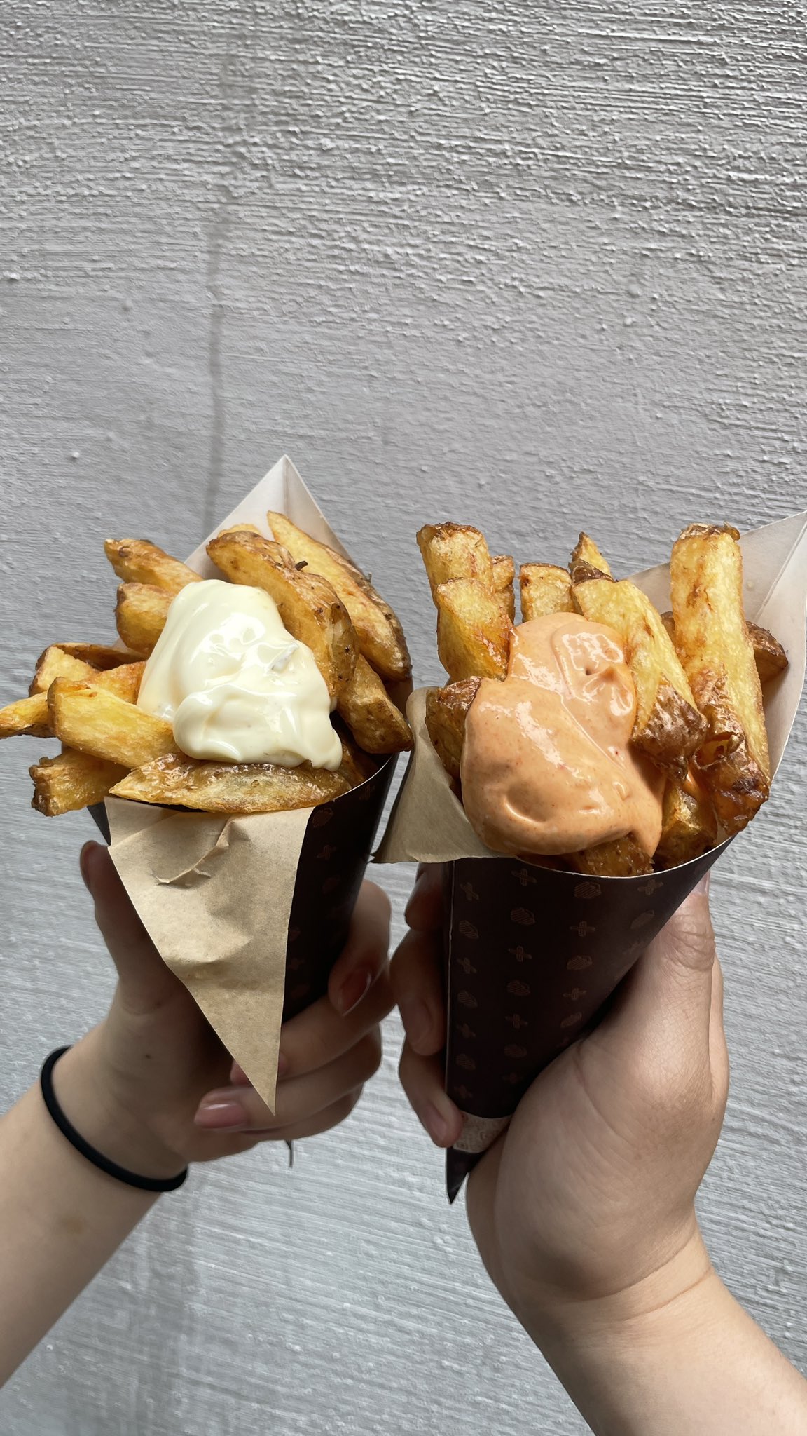 りょうくんグルメ 今浅草の食べ歩きで一番オススメなのがベルギーポテト専門店のフリッツ ブルージュ 外はカリカリサクサクなのに中はほくっとお芋感があって美味しすぎる絶品フライドポテト 明太マヨやガーリックマヨなどディップソースよ種類も豊富で