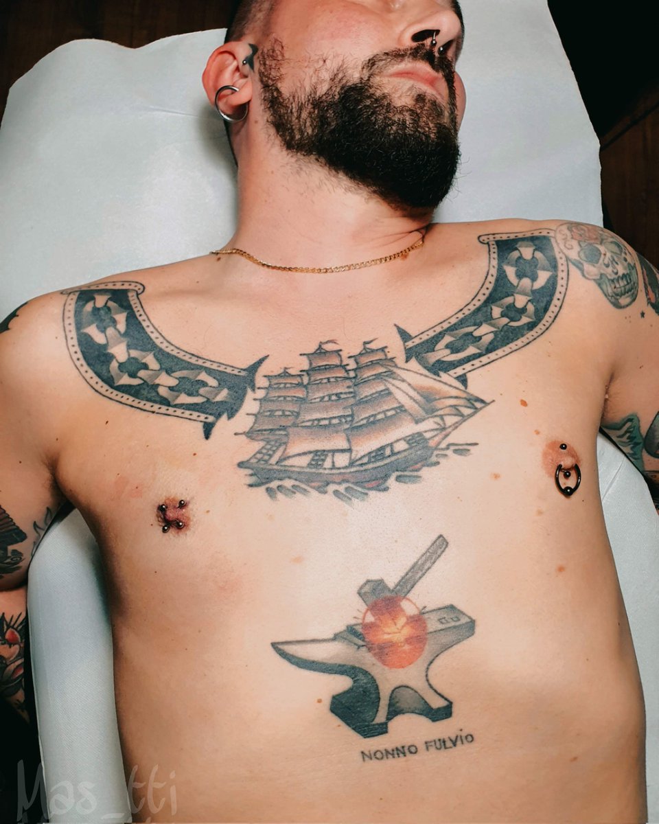 Mas_tti's tweet photo. Cross piercing che non piace a instagram. 
Il soggetto sembra morto ma non lo è. 
Capezzolo sx guarito da tempo e dx appena forato
#piercing #nipple https://t.co/ZWn8vYCmy9