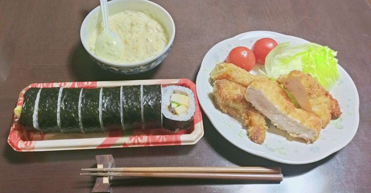 今日の夕食は鶏の胸肉と巻き寿司です！まだ熱と部位の痛みがありますが、お腹は減るのでちょっとしっかり食べることに。米を炊く力はなかったのでスーパーで巻き寿司購入。フライはどうしても食べたかったの