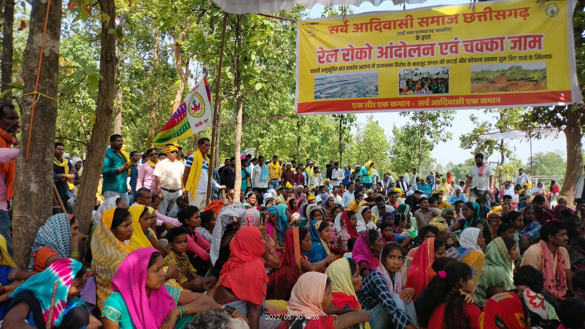 Mangles83504384's tweet photo. परसा कोल ब्लाक के विरोध मे #NH130 और  adani रेलवे पटरी पर बैठ कर प्रदर्शन.. https://t.co/XsZgsYomeV