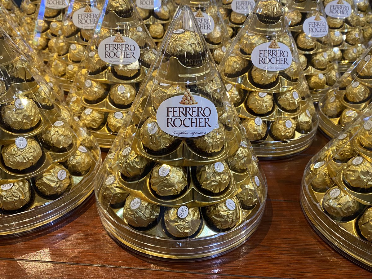 DerekWatts's tweet photo. My guess is that most of the golfers (and their families) at the #kirstywattsfoundation Golf Day at Parkview are staying warm and enjoying mouth watering #FerreroRocher chocolates. Thanks for such a generous donation! 😋 @KWFSA https://t.co/Jhfg7E6Gup