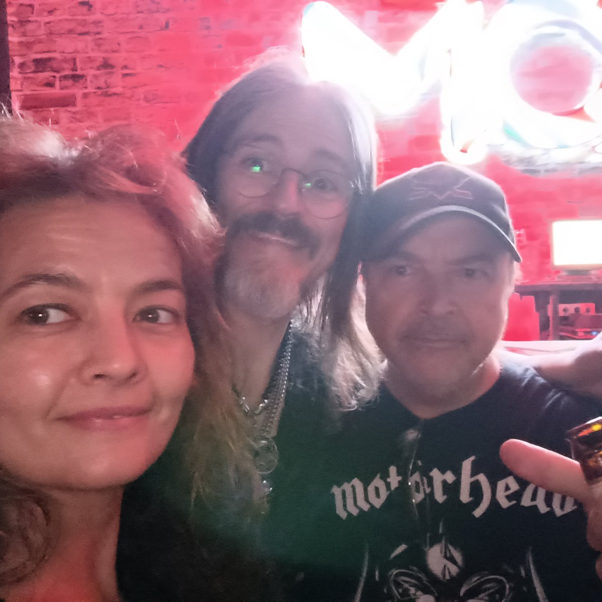 JavierBarrado1's tweet photo. Anoche, en la sala "Mon Live" de Madrid, H.e.a.t nos ofreció un bolazo. Eché de menos a Erik Grönwall, que ahora está en SKID ROW, pero Kenny Leckremo estuvo soberbio. 🍻🤘🎸
#Heat #MonLive #Rock #MúsicaEnDirecto https://t.co/4LNDQCE2j9