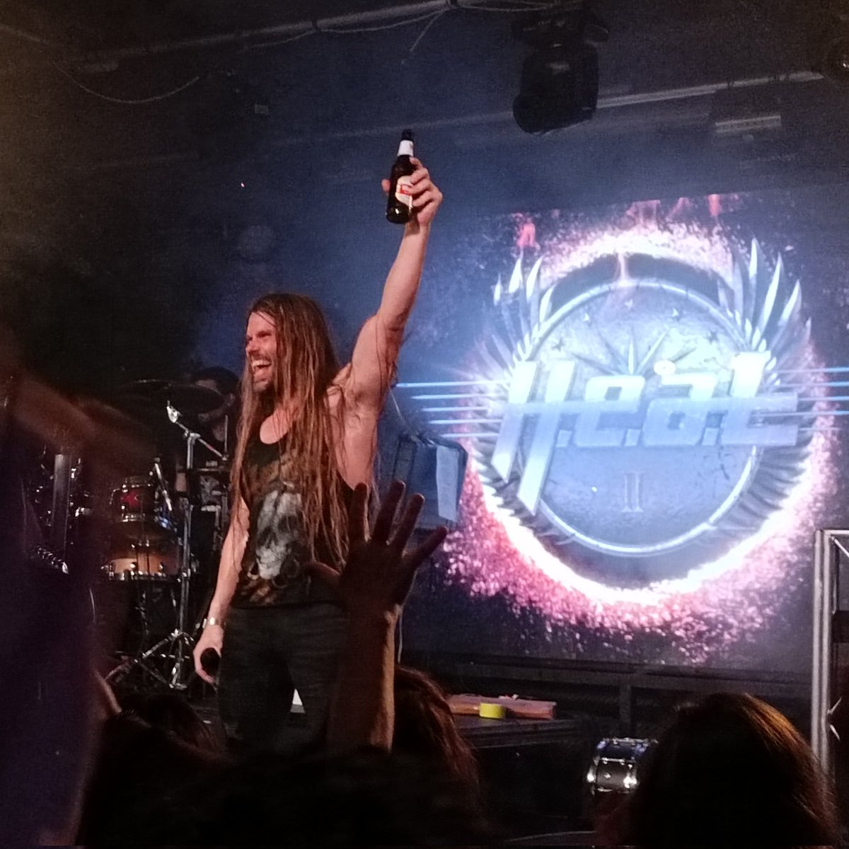 JavierBarrado1's tweet photo. Anoche, en la sala "Mon Live" de Madrid, H.e.a.t nos ofreció un bolazo. Eché de menos a Erik Grönwall, que ahora está en SKID ROW, pero Kenny Leckremo estuvo soberbio. 🍻🤘🎸
#Heat #MonLive #Rock #MúsicaEnDirecto https://t.co/4LNDQCE2j9