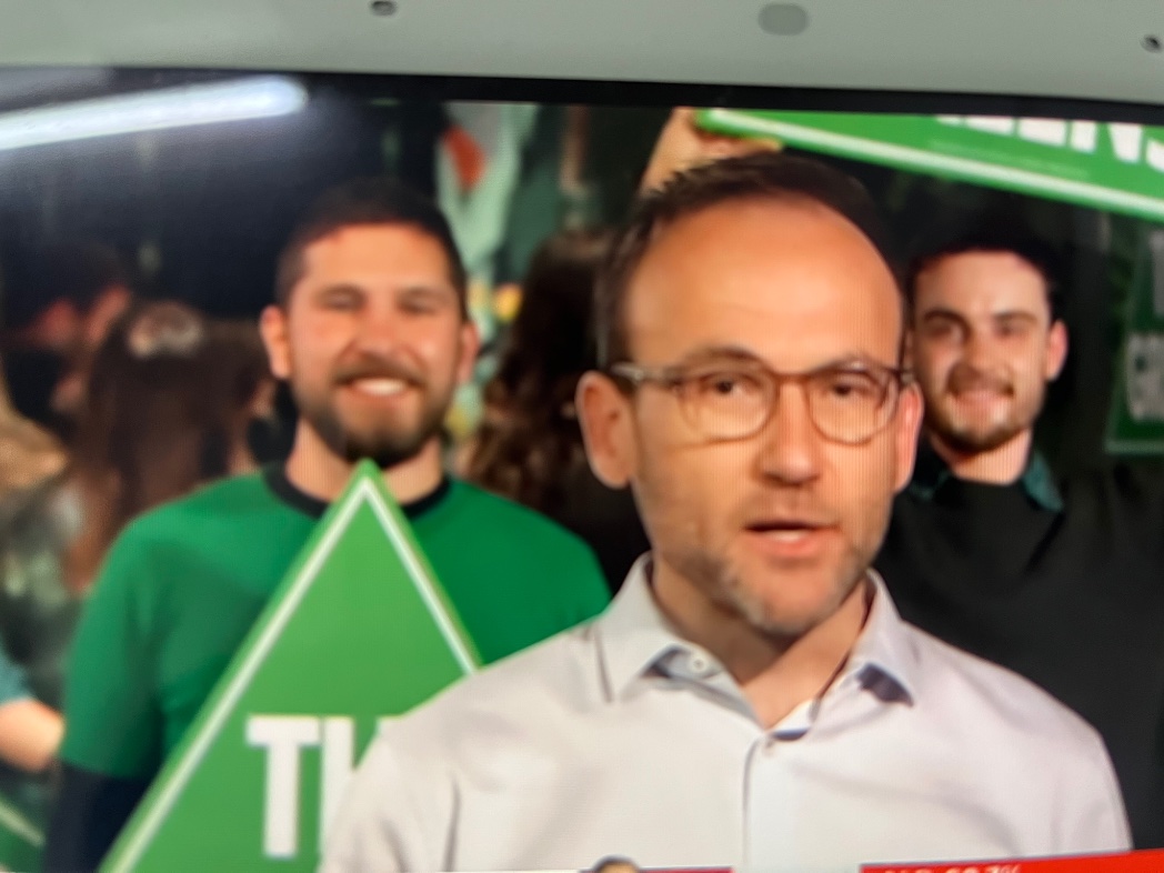 🏴 mover and shaker 🦇 tweet media