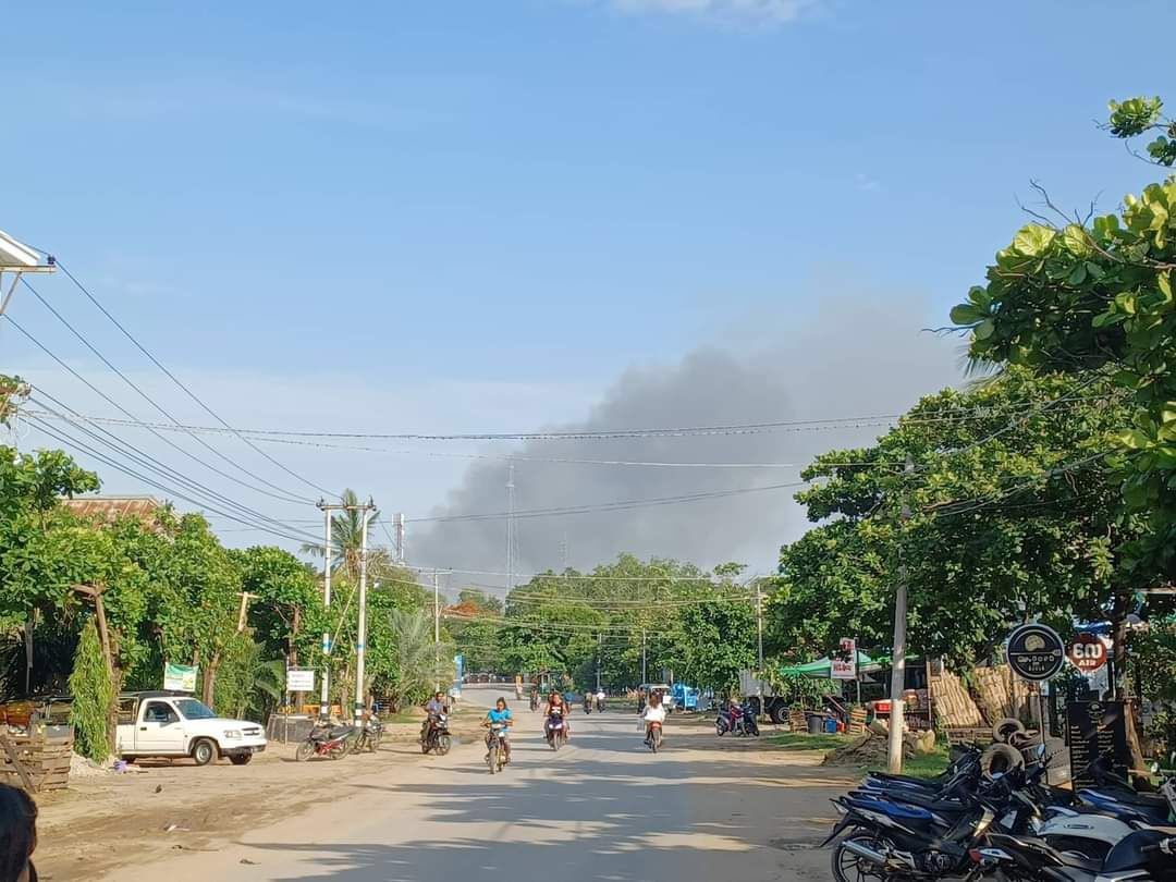 It is reported that military armed forces burnt down InntineLay village, KhinOo tsp this afternoon, resulting in fleeing of residents. #2022May21Coup #Chevron_StopSponsoringJunta #KeepInEscrowAccount #WhatsHappeningInMyanmar