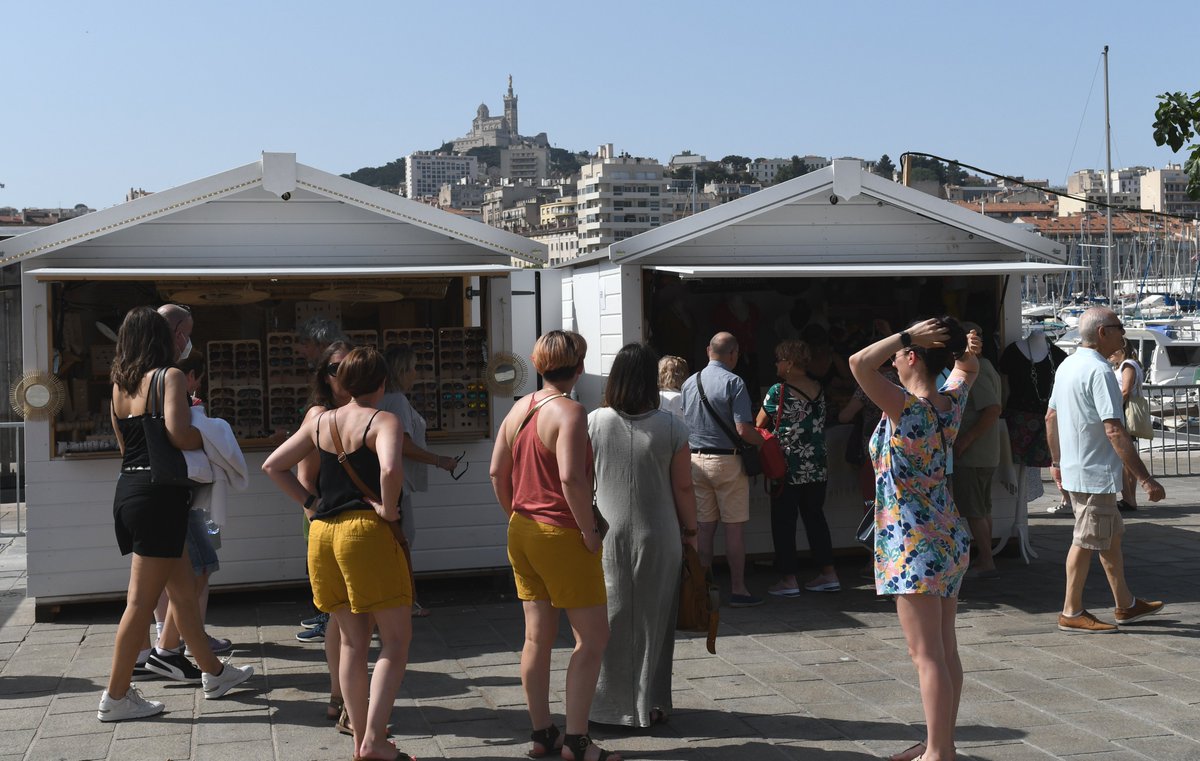 marseille's tweet photo. #ConsommonsLocal | À compter de ce samedi 21 mai, le marché d'été revient animer le Vieux-Port !
Découvrez le savoir-faire des artisans &amp; commerçants du territoire provençal tous les jours de 10h à 19h et de 10h à 20h les vendredis et samedis.
+ d'infos👉https://t.co/vLB5aDu1r7 https://t.co/3dhHom0xSA