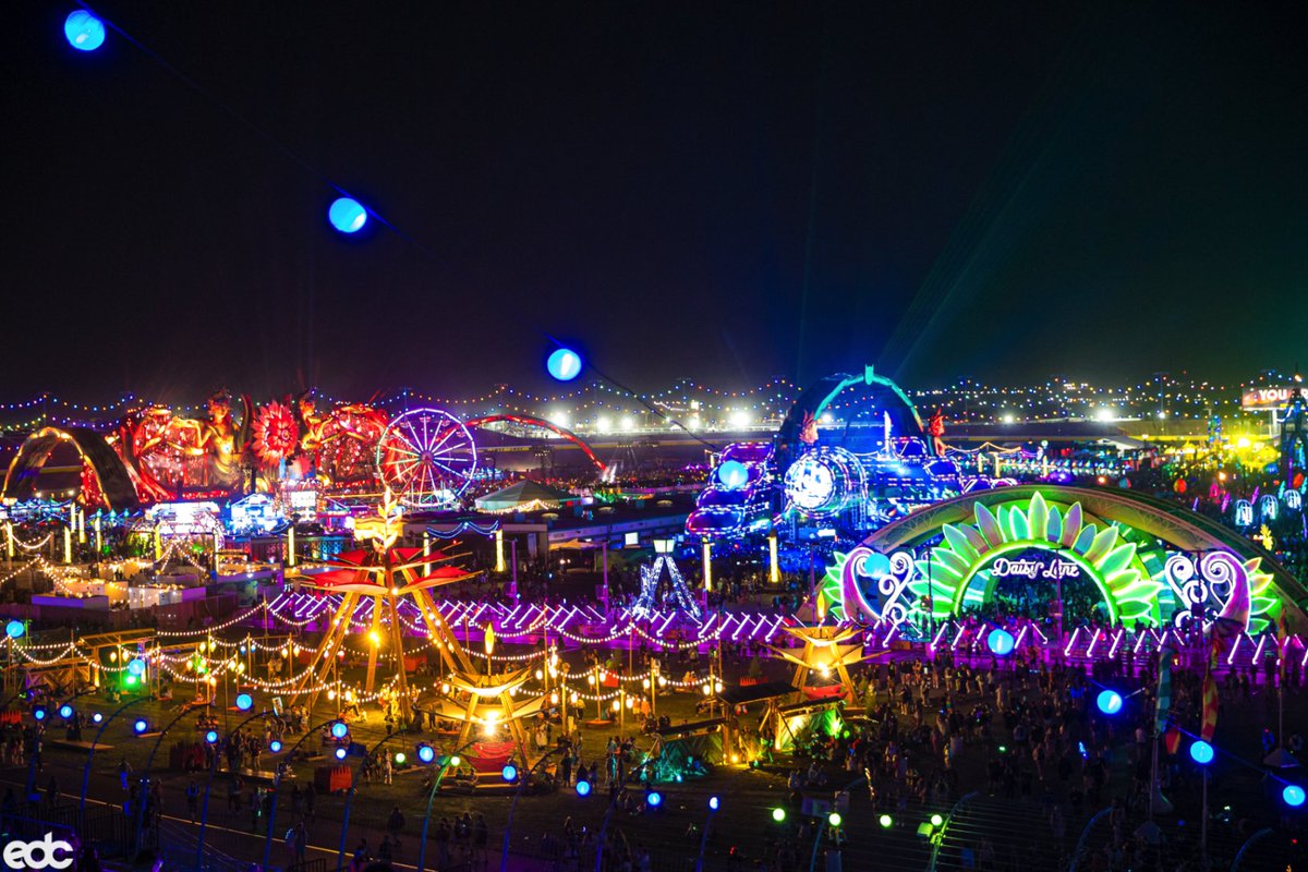 EDC_LasVegas's tweet photo. Our electric garden of love. ⚡️🍃💜 #EDCLV2022 #kineticBLOOM https://t.co/0D1Rh7G0Fg