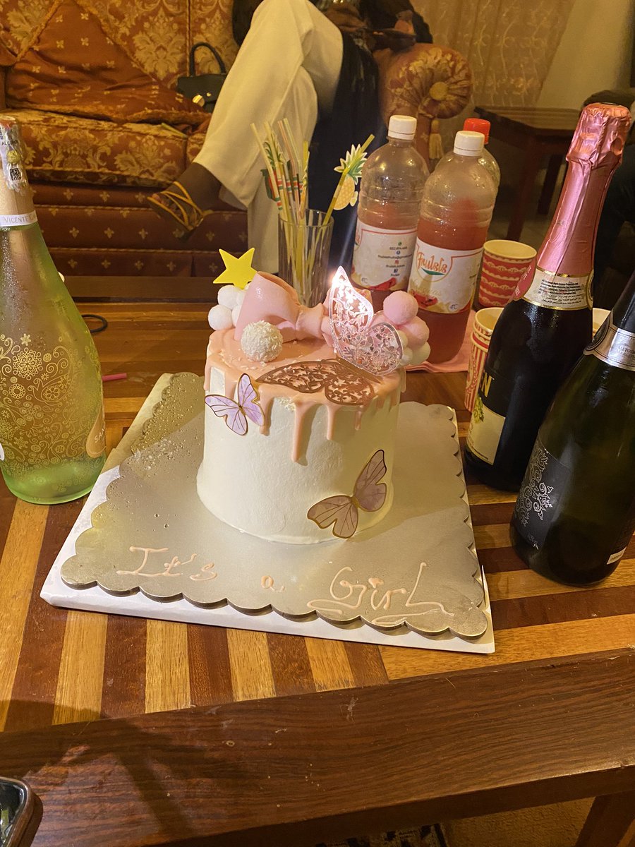 Elothia's tweet photo. Hier on célébrait la future arrivée de notre princesse 
Félicitations encore ma beyibe @ton_angeuh ❤️❤️

Merci aux
 @DelicesMilly pour le buffet … tout était très bon
 @fruisis et @TropicalJuice17 pour les délicieuses boissons 
@KylouhC pour le magnifique gâteau … https://t.co/PJFqyPq3cH