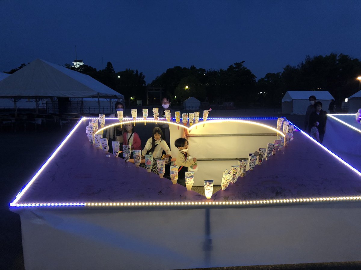 abios_1's tweet photo. お城祭り夜の部
昼間に子供達が作った羽子板を燃料電池が素敵にライトアップ✨✨
夕闇に浮かぶ白鷺城とともにとても美しい光景を作り出しています
取材に来てた方にも『水素発電‼️』
とても静かでコンパクトでイイですねと言ってもらいました❣️
水素が照らす未来が見えた夜です https://t.co/fJKVDqnVmY