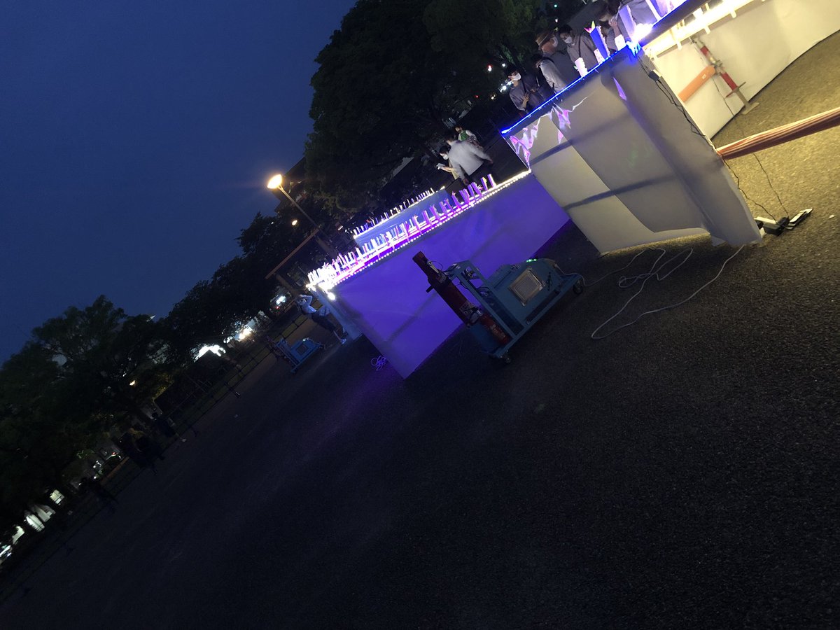 abios_1's tweet photo. お城祭り夜の部
昼間に子供達が作った羽子板を燃料電池が素敵にライトアップ✨✨
夕闇に浮かぶ白鷺城とともにとても美しい光景を作り出しています
取材に来てた方にも『水素発電‼️』
とても静かでコンパクトでイイですねと言ってもらいました❣️
水素が照らす未来が見えた夜です https://t.co/fJKVDqnVmY
