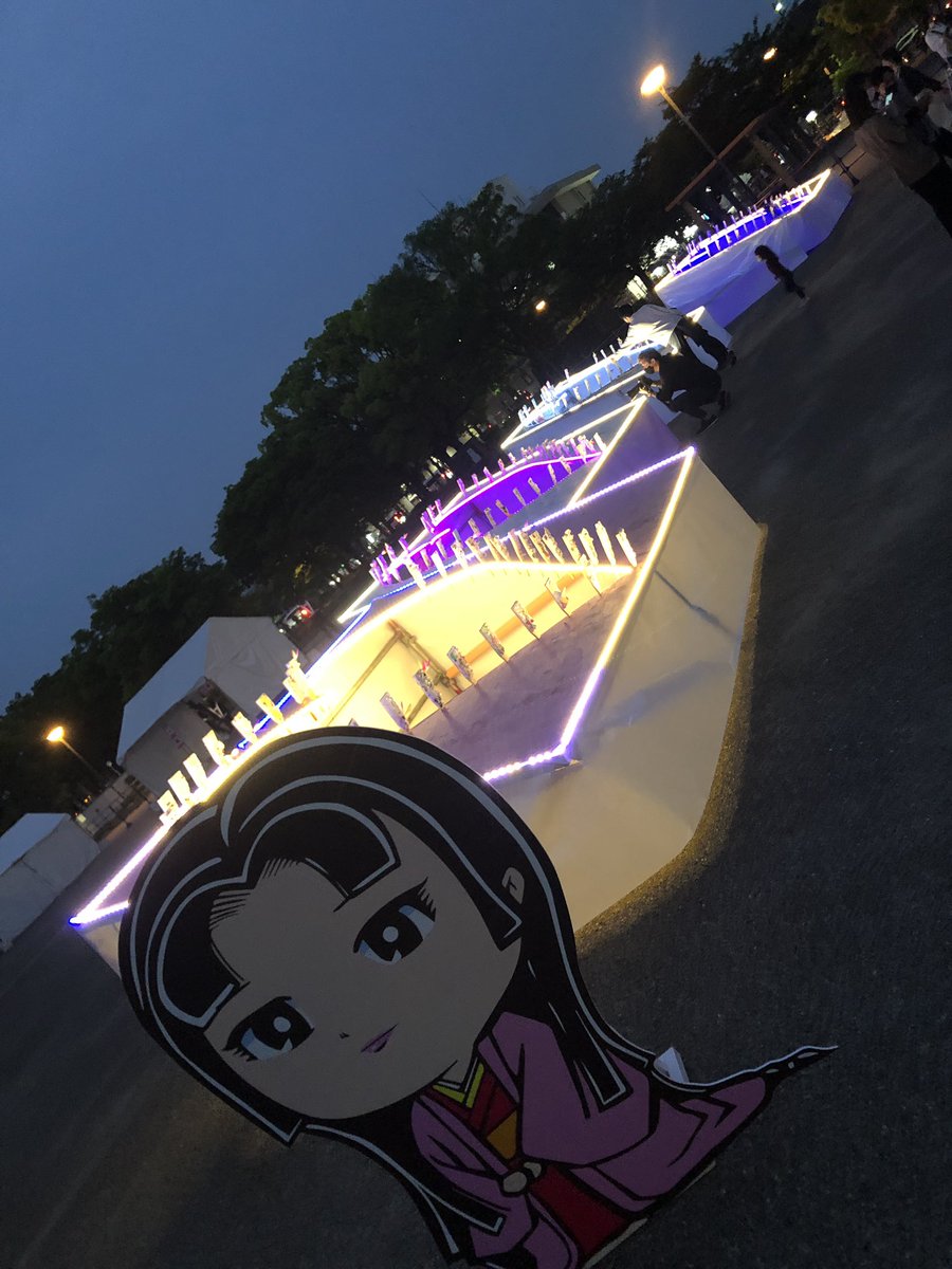 abios_1's tweet photo. お城祭り夜の部
昼間に子供達が作った羽子板を燃料電池が素敵にライトアップ✨✨
夕闇に浮かぶ白鷺城とともにとても美しい光景を作り出しています
取材に来てた方にも『水素発電‼️』
とても静かでコンパクトでイイですねと言ってもらいました❣️
水素が照らす未来が見えた夜です https://t.co/fJKVDqnVmY