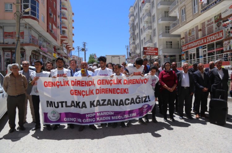 Newroz alanlarına bakın, bizleri, örgütlü gücümüzü göreceksiniz. Bir kez daha saldırıların ,tutuklamaların sonuç vermeyeceğini belirtiyoruz. Bizleri sindiremeyecek, teslim alamayacaksınız. Biz gençler bu iktidarı göndereceğiz, yeni yaşamı inşa edeceğiz