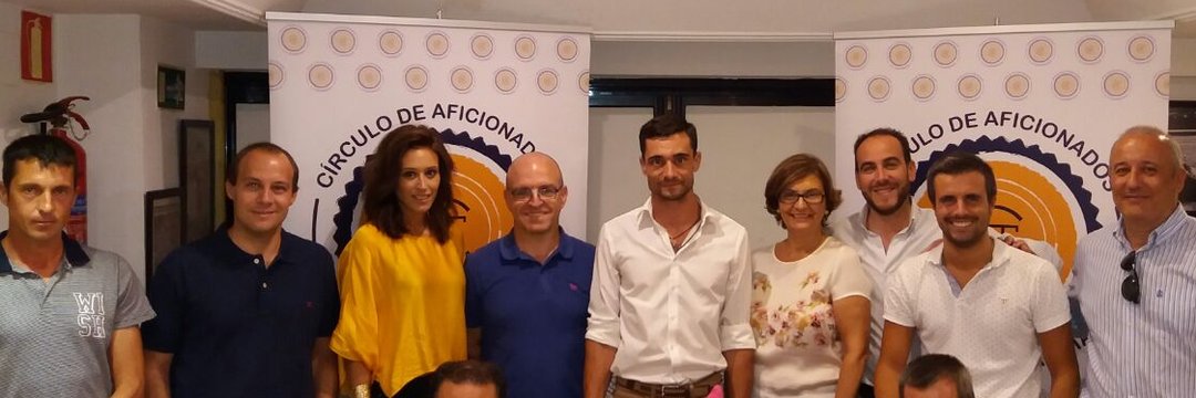 TauroCirculo's tweet photo. Hoy torea un torero muy querido por nuestra Asociación @TauroCirculo, hoy TOREA ¡@UrenaOficial!
¡Mucha suerte, Maestro! https://t.co/TCalsueFWa