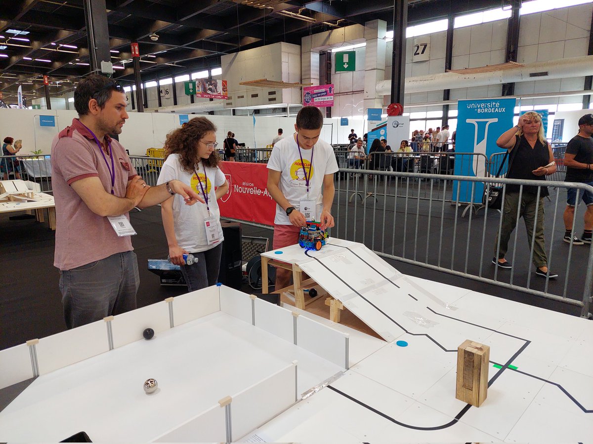 Laucabffrob's tweet photo. Les équipes de l'académie de Créteil en action lors de la finale Nationale de la Robocup ! Patience, réussites,  quelques déceptions,  mais nos ingenieurs en herbe font preuve dans tous les cas d'une belle combativité ! https://t.co/1zMfw94ZYE