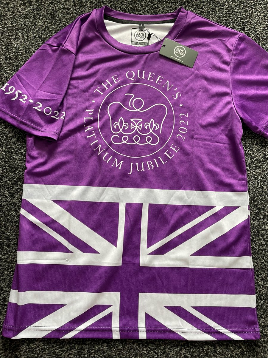 Cazza7's tweet photo. God Save the Queen, love Lizzy! Couldn’t resist this #PlatinumJubilee running top @AceRacesuk 👏🏻👑 #QueenElizabeth https://t.co/lHE3uqZAEE