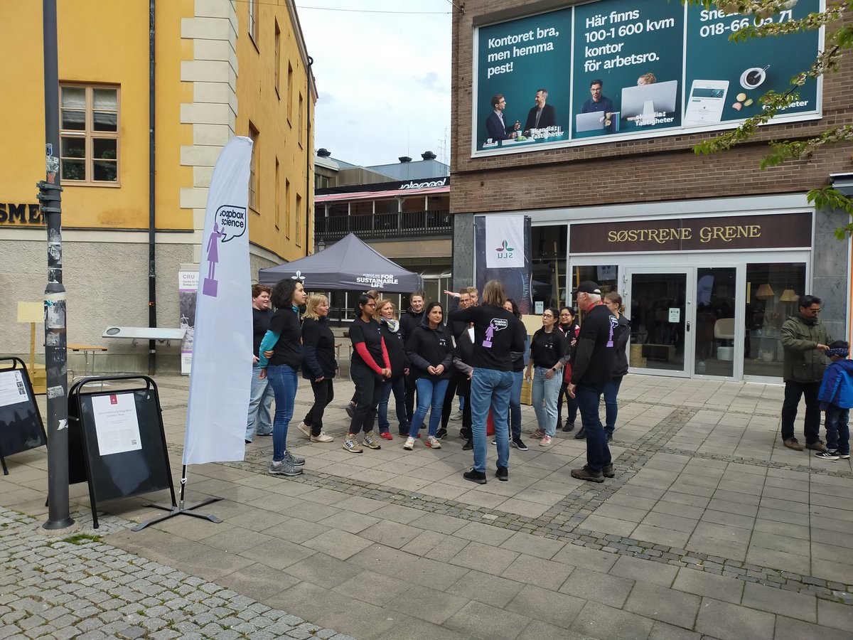 UppsalaSoapbox's tweet photo. Everything ready for Uppsala @SoapboxScience!! Do not miss it!! At Celsiustorget 13-16h ⏰📢👩🏼‍🔬 https://t.co/7PxlIsPww4