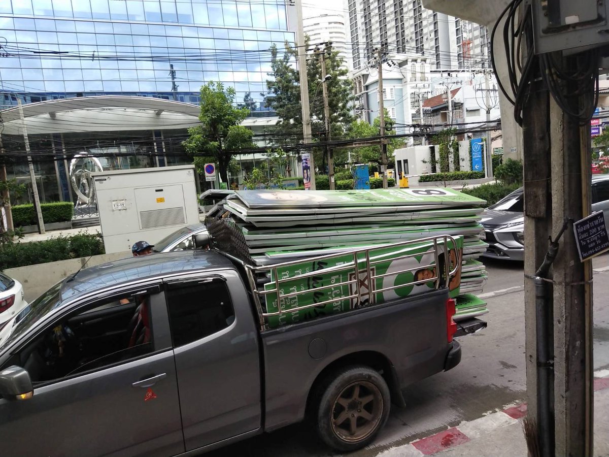ทีมงานชัชชาติ ดำเนินการเก็บป้ายหาเสียงแล้ว