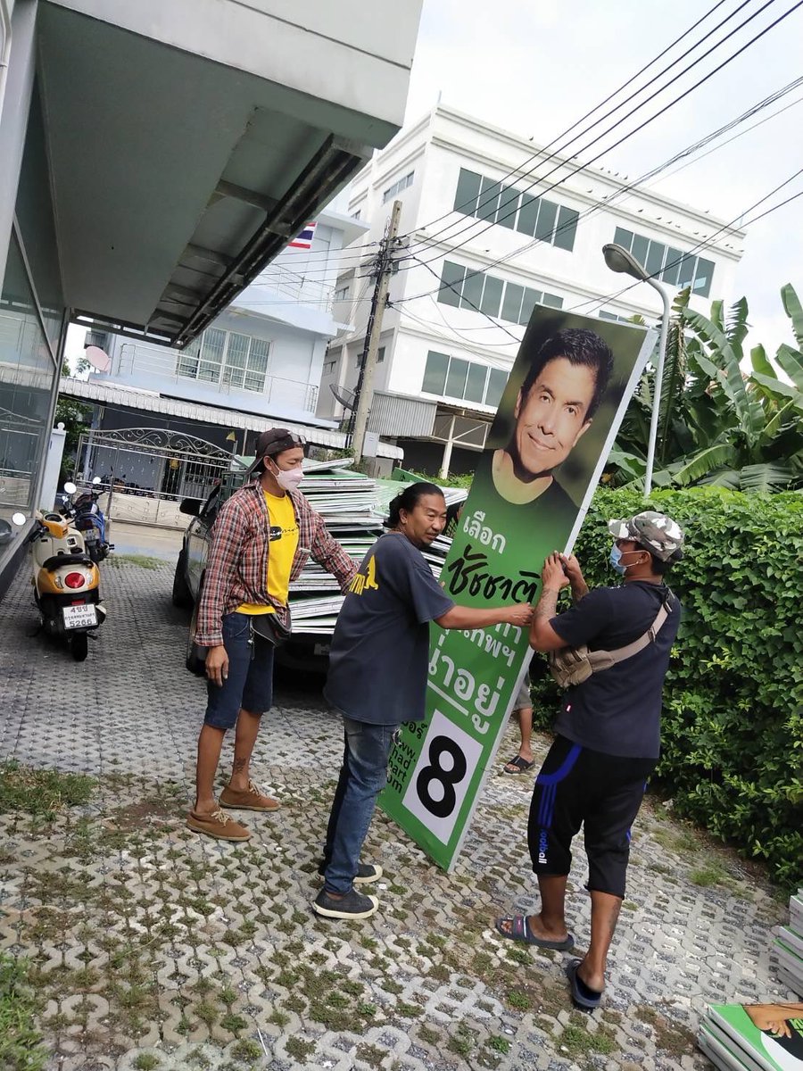 EakThestandard's tweet photo. ทีมงานชัชชาติ ดำเนินการเก็บป้ายหาเสียงแล้ว https://t.co/QgjPgsjQej