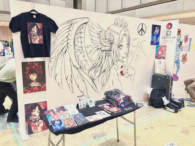 デザフェス55、第一日終わり!
想像以上沢山のお客様が来ていました!なんとイラスト集完売で、ポストカードも何種類完売しました!
購入したお客様ありがとうございます😭
ライブペイントも順調に進んで、沢山写真撮られました。明日背景を赤にします!目立つにします!#デザフェス55 #デザフェス 