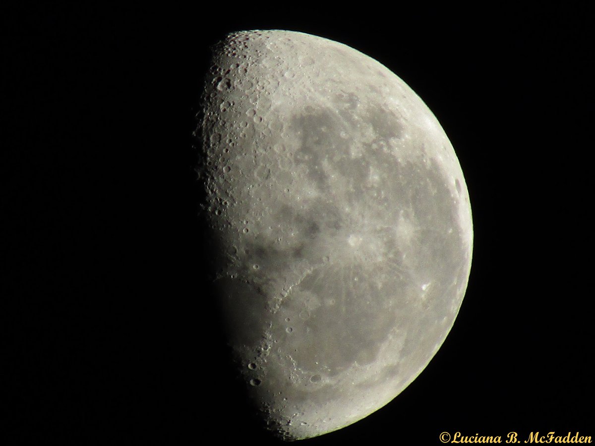 LucianaMcFadden's tweet photo. La Luna hace unos minutos. #MoonLovers #photooftheday #ThePhotoHour #MoonHour #Moon #Luna. 📷🙂🔭 https://t.co/ebhPi6xUHC