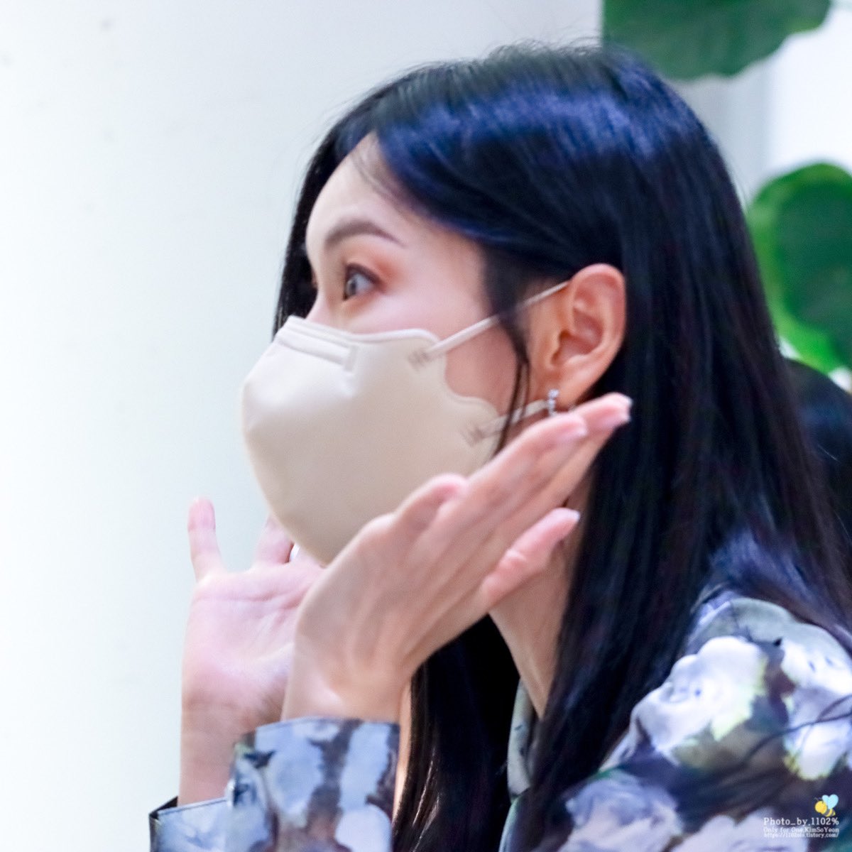 220520 판교현대백화점 슬림9 스페셜직원 김소연 직찍
🚫DO NOT CROP LOGO🚫

여신이 팬을 바라보는 눈빛😍 
여신이 이렇게 바라봐주는데 어떻게 안반해??
#김소연 #KIMSOYEON #金素姸