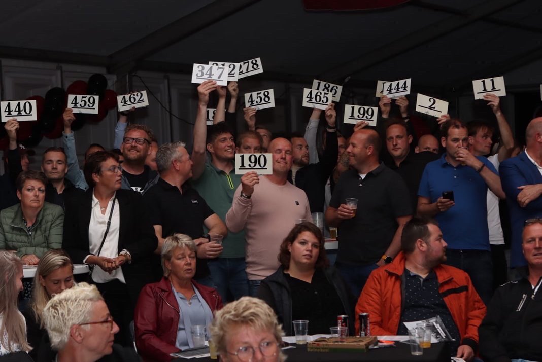 DOS46's tweet photo. Wauw! Er zijn gisteravond op de veiling ruim 400 kavels verkocht met een totale opbrengst van € 48.500,-  Een fantastisch startbedrag voor de verbouw van onze veldaccommodatie. Iedereen die een bijdrage heeft geleverd en/of aanwezig was, bedankt!
#eendrachtmaaktmacht🔴⚫ https://t.co/Bd0yncAZd6