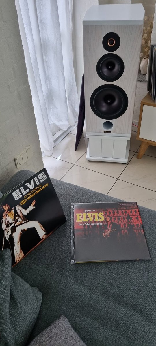 The King on the turntable today. From Elvis in Memphis is his finest hour. Recorded in Memphis Sound Studios in January 1969. I can't wait to preorder the new @mofisoundlab release. Any day now guys? 
#elvispresley #fromelvisinmemphis @TylerAcoustics