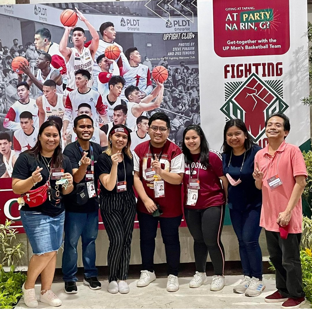upmaroonclub's tweet photo. Presenting your #LagablabLB coverage team with our championship poster! 💚❤️ And then there's our team's photo op with the UPMBT boys.... 😤🤣

📸: @nicasjarganosa https://t.co/UhGgkTbCFV