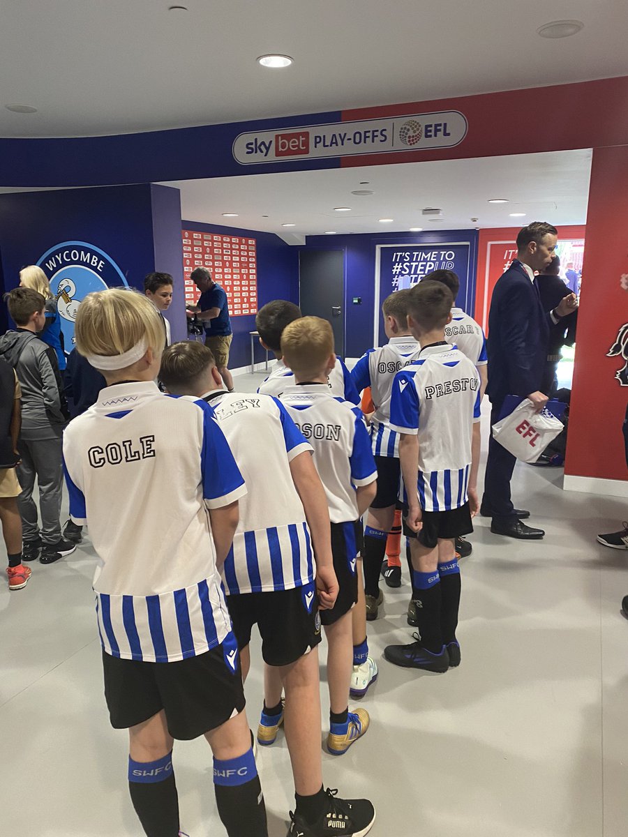 Hill_Windmill's tweet photo. Making memories. 🏆💙⚽️ @EFL @SCSPNews @SWFCCP #KidsCupFinal @jamosfoundation https://t.co/3V8IMEa4sm