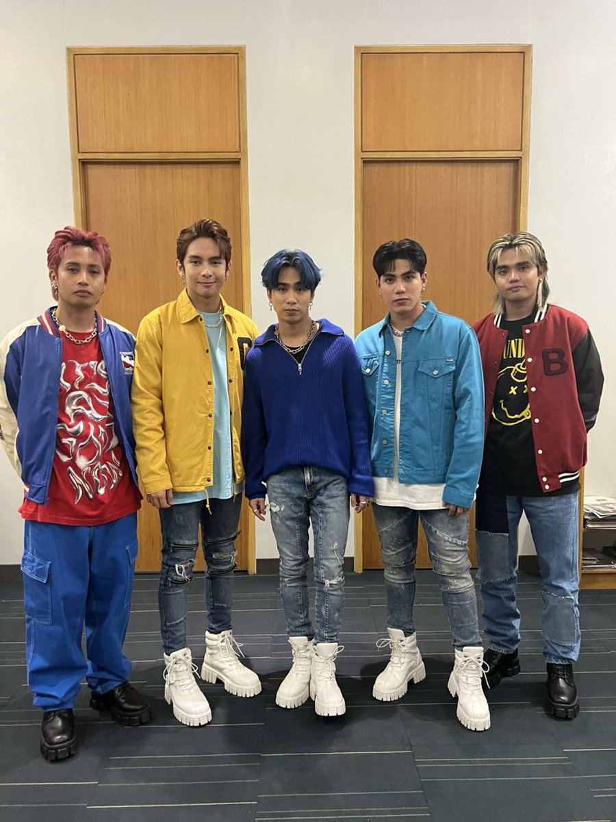 📸 SB19 at ‘Tindahan ni Aling Puring’ Convention 

Mahalima turned up the heat with <a href="/TheJuans_BAND/">The Juans</a> at the World Trade Center earlier today! 💙 

Thank you for the support A'TIN! 💠 

SBJUAN9 at WorldTradeCenter 
#SB19 #SB19saTindahanNiAlingPuring