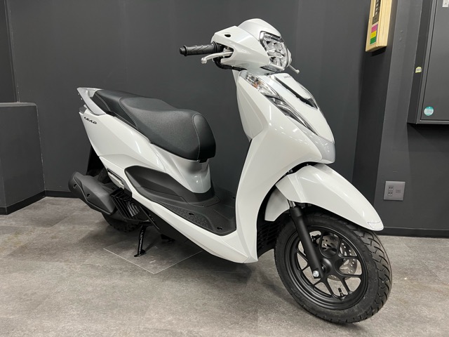 TODAYA_MOTO's tweet photo. リード125の新車（2022年モデル）パールジャスミンホワイトと、クロスカブ50・くまモンバージョンの中古車（2020年モデル・129km）が入荷致しました♪興味のある方はお気軽にお問合せ下さいませ～(*´ω`*)

#LEAD125
#リード125
#CROSSCUB50
#クロスカブ50
#バイクのある生活
#バイクのある風景 https://t.co/qRWmvVaKoq