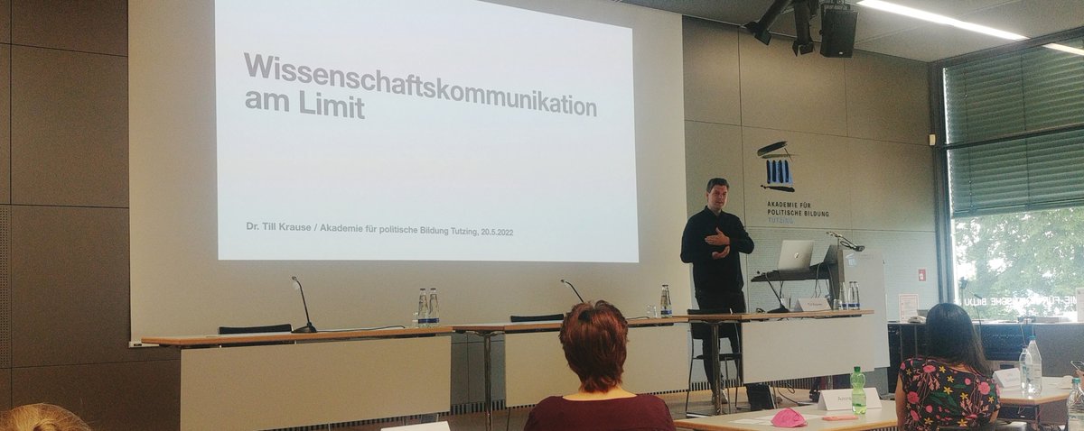 katzenberger_v's tweet photo. In Pseudo- und Schrottjournalen wird ein wilder Mix aus Wahrheiten &amp; v. a. Halbwahrheit in die Welt gepustet. Danke an @tillkrause für die Einblicke in die investigativen Recherchen. Viel gelernt &amp; gelacht in der @APBTutzing. https://t.co/cnhCMABbsP