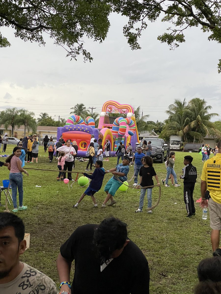 sfoster_es's tweet photo. In spite of a little rain our kids had an awesome time at our annual PTA Spring Fling! Thank you to our PTA and staff volunteers that weathered the storm to make it a great time for our school community!#GoodtoGreat #Strivefor65 #OntheRoadtoAwesome https://t.co/q3IiUCIRU9