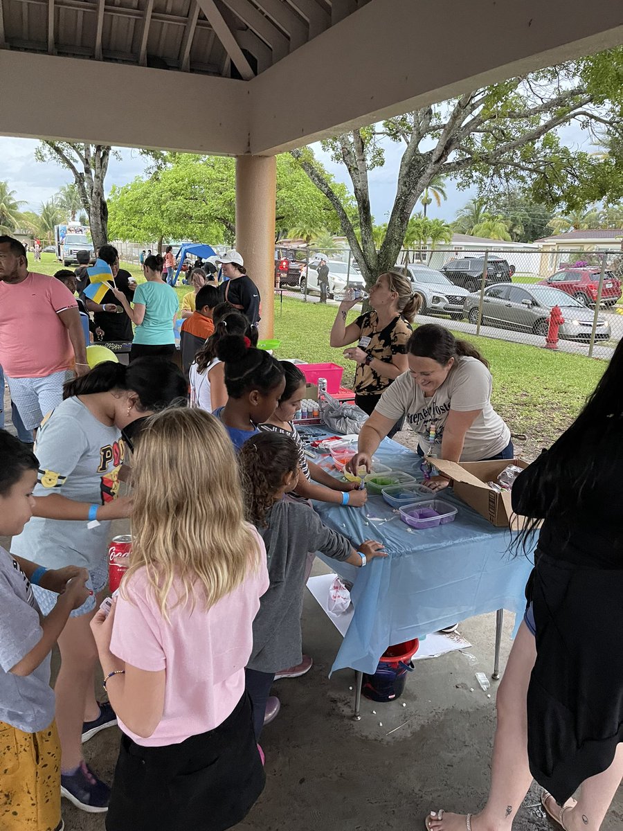 sfoster_es's tweet photo. In spite of a little rain our kids had an awesome time at our annual PTA Spring Fling! Thank you to our PTA and staff volunteers that weathered the storm to make it a great time for our school community!#GoodtoGreat #Strivefor65 #OntheRoadtoAwesome https://t.co/q3IiUCIRU9