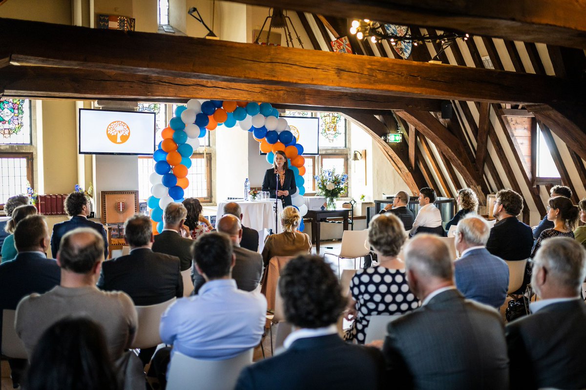 Het wethouderschap is eervol, belangrijk en ook uitdagend werk. Daarom is het goed om ervaringen en lessen te delen. Deze week nam ik een exemplaar van het ‘Handboek voor de Wethouder' in ontvangst, waarin verschillende mensen hun lessen en tips delen voor nieuwe wethouders.