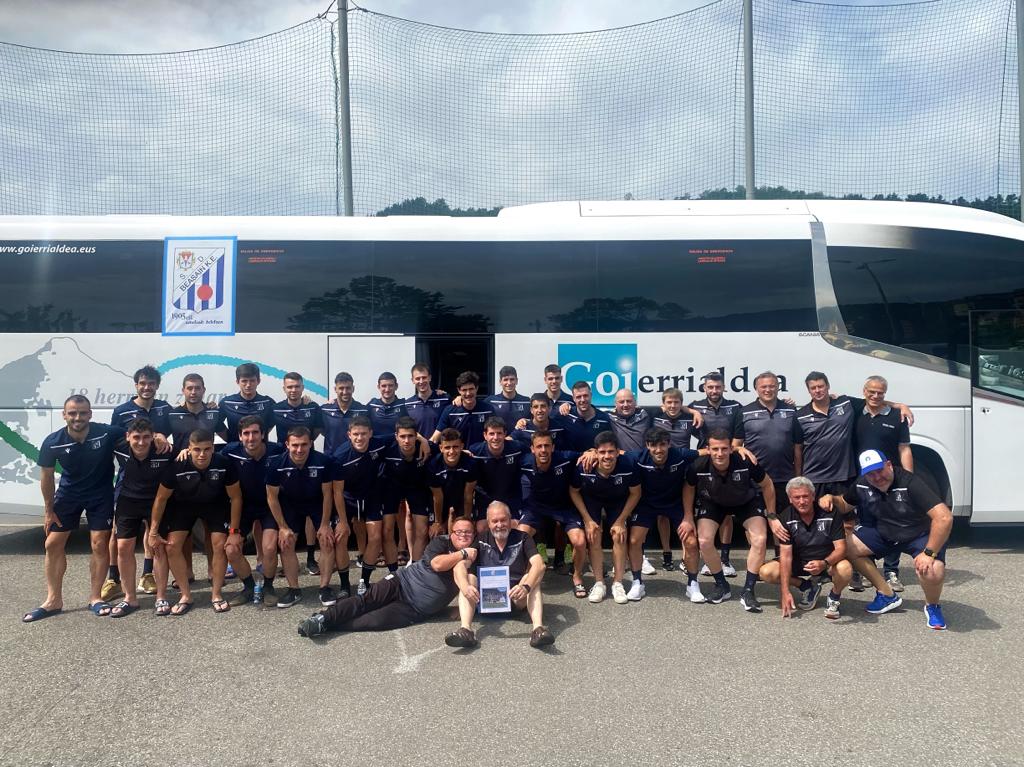 beasainke1905's tweet photo. 🚂🚂🚂🚂💙🤍💙🤍💙🤍🚂🚂🚂🚂
Denboraldi zoragarri bateko azken bidaia hasita, amets baten bila, ....
Manu Diaz, Gipuzkoako Futbol Federazioko Lehendakaria taldea agurtzera eta zorte ona opatzera joan da .... https://t.co/ROhQkiAi9j