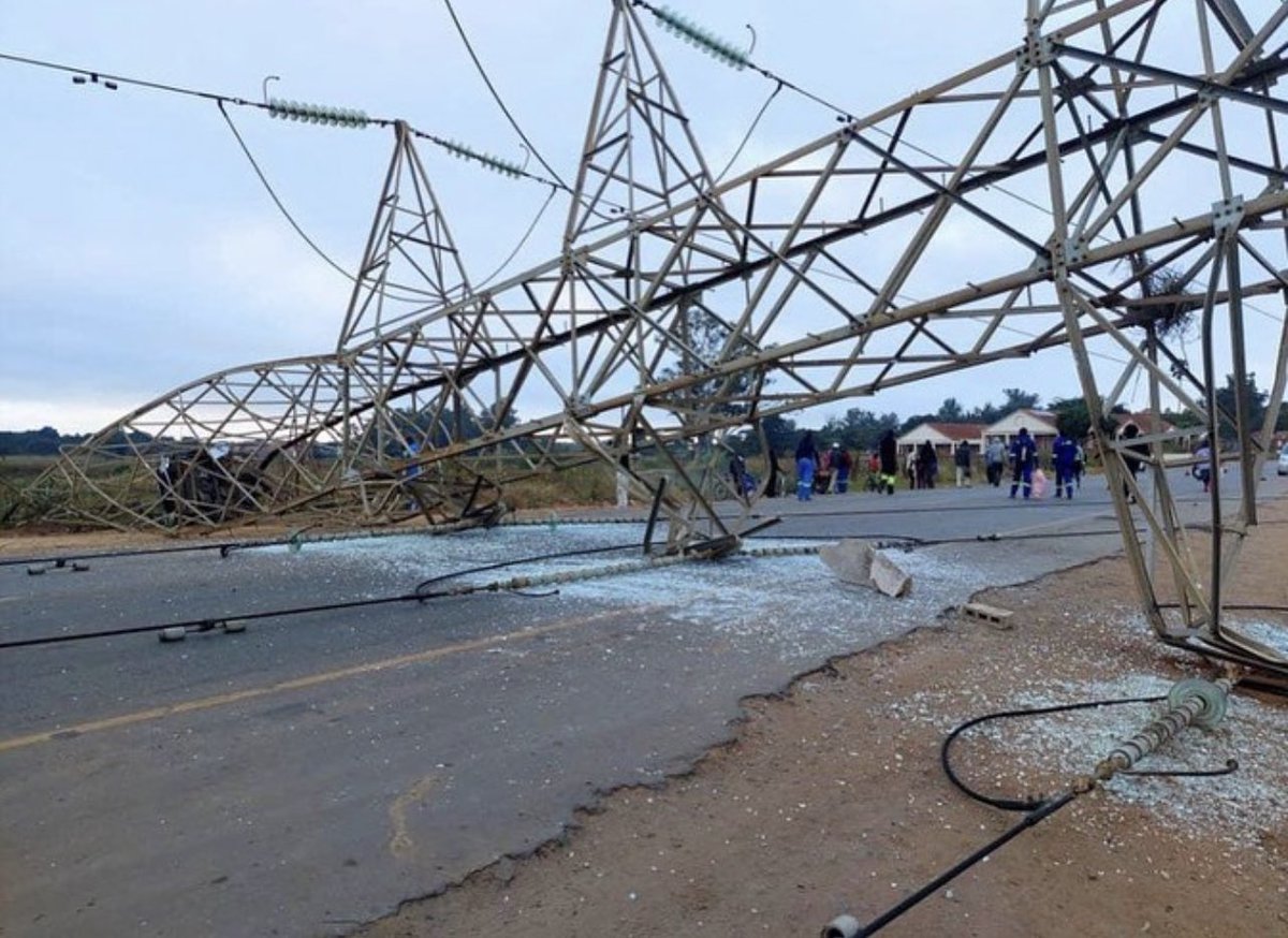 daddyhope's tweet photo. This electricity pylon fell down in Graniteside.

Youths were wondering who is responsible.

Of course it is ZESA/Government/ZANUPF.

Decades ago people would lose their jobs for this, because these pylons should be regularly inspected.

It means that inspection is not happening! https://t.co/o7FEdL5CMB