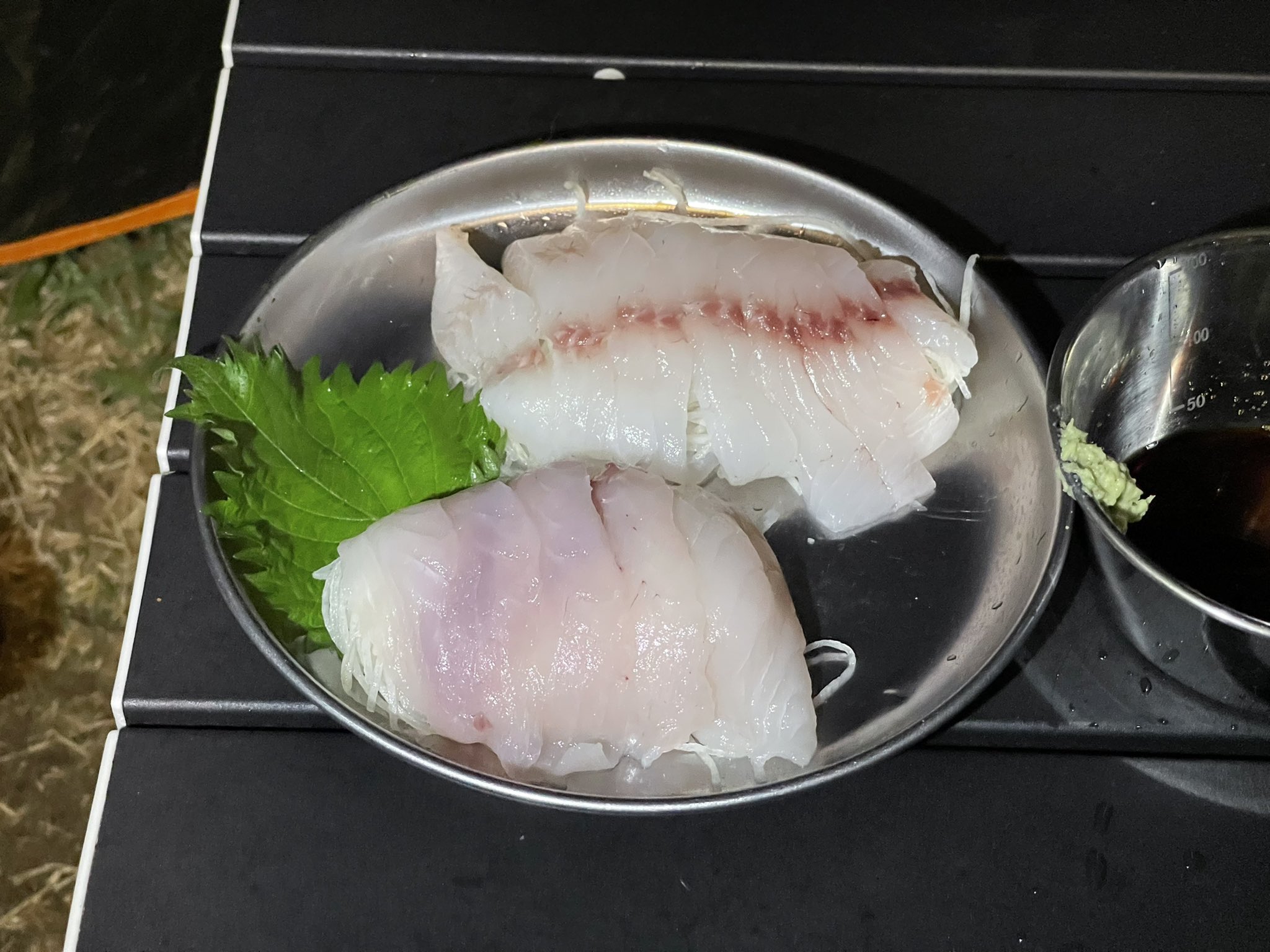 Uzivatel たひお Na Twitteru 本日の3品目は 地魚の刺身でございます その魚は 佐渡産のウマヅラハギと 柏崎産の石鯛って さっきの一品はこっから失敬したもの ウマヅラハギは身の甘みが良い 石鯛はシコシコ あと 石鯛は物によっては磯臭かったりするが これ