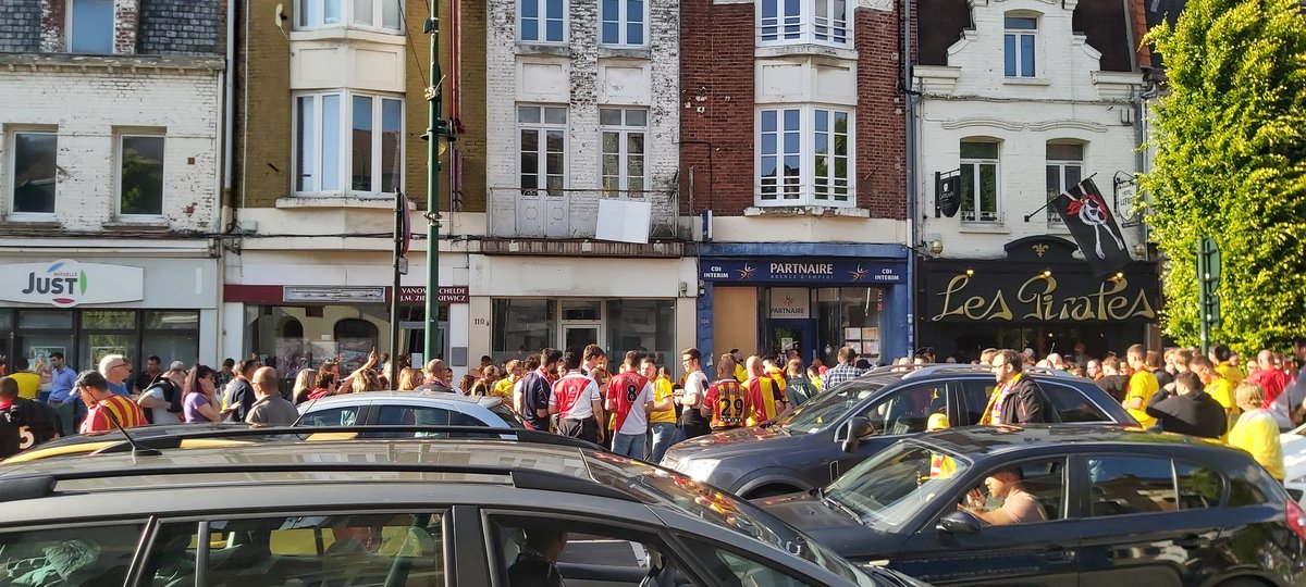 LanFred60's tweet photo. Les dangereux hooligans lensois et monegasques qui chantent et boivent ensemble avant le match 😉 #RCLASM https://t.co/9nXHC6ma1N