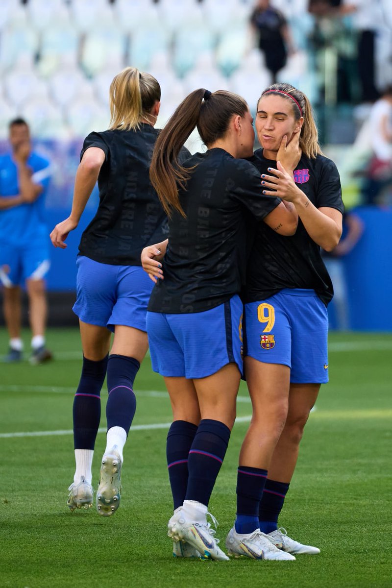 FCBarcelona_es's tweet photo. 😘 Suerte y a por todas, @FCBfemeni https://t.co/cWVKTr9jQY