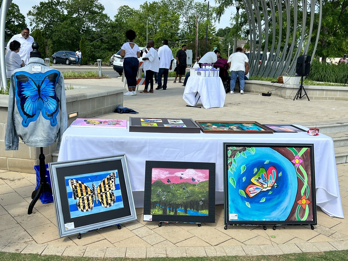 art_passmore's tweet photo. It was an honor to be a part of the @yorkcountyallo1 butterfly release this morning! Thank you for commissioning FMHS students! https://t.co/W2YFVpmPUg
