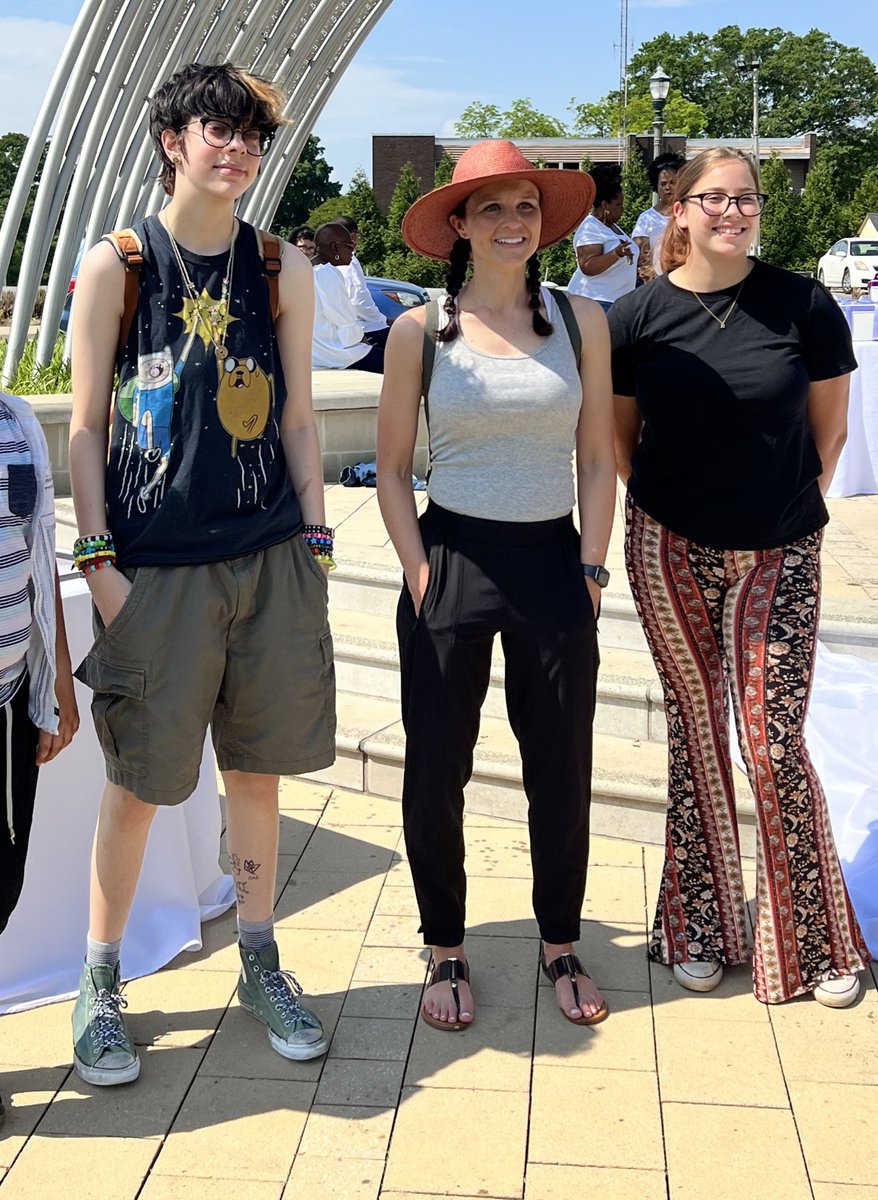 art_passmore's tweet photo. It was an honor to be a part of the @yorkcountyallo1 butterfly release this morning! Thank you for commissioning FMHS students! https://t.co/W2YFVpmPUg