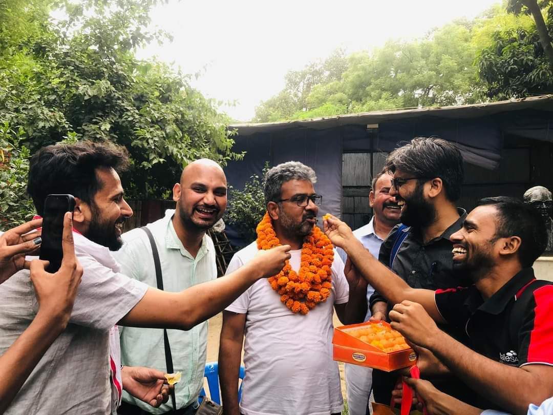 प्रोफ़ेसर रतन लाल के बेल ऑर्डर में लिखा है कि सरकारी वकील ने मजिस्ट्रेट से ये कहा ही नहीं कि रतन लाल जी से पूछताछ करनी है, इनको पुलिस रिमांड पर दीजिए। 

इसी पुलिस ने 16 घंटे पहले रतन लाल को कोठी से उठाया था। 

16 घंटे में आपकी एकजुटता ने माहौल बदल दिया। जज़्बात बदल दिए। बधाई ।