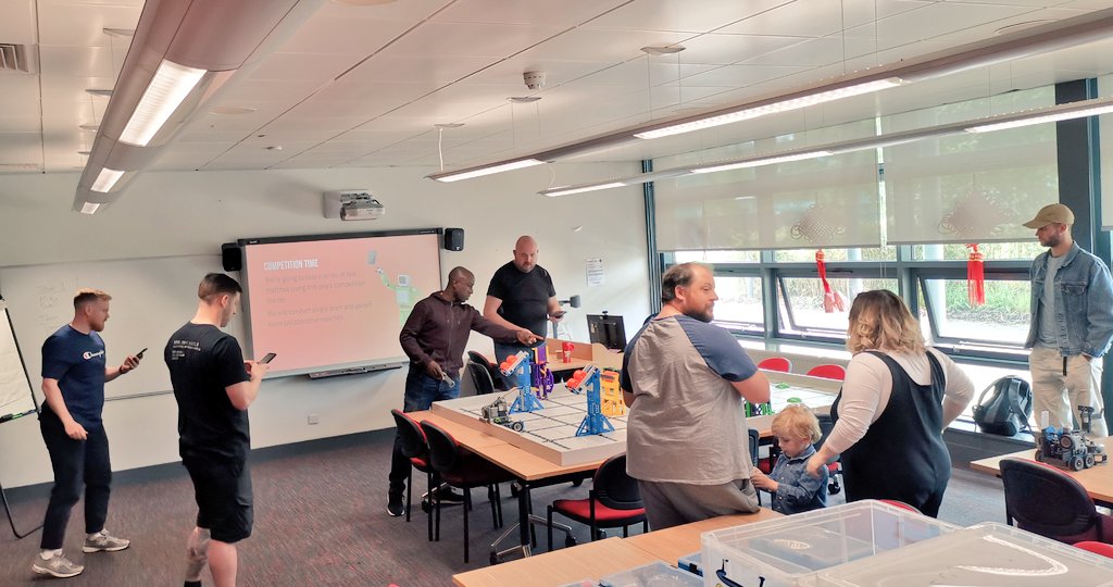 Activ8Thinking's tweet image. Nail biting Vex robotics timed challenges thanks to @crossbynameonly today. I love how quickly it motivated a competitive spirit in our teams! #ehcomputing @EHU_FOE
