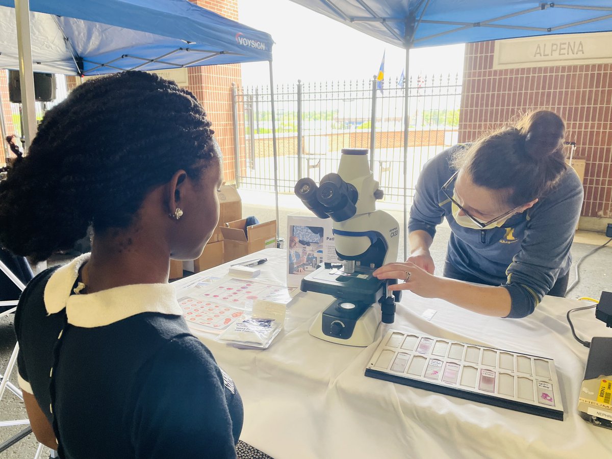 #UMichPath Resident Dr. Julianne Szczepanski (@JulianneSzczep1) leading a demonstration at the <a href="/umichmedicine/">Michigan Medicine</a> Youth Summit! 🔬