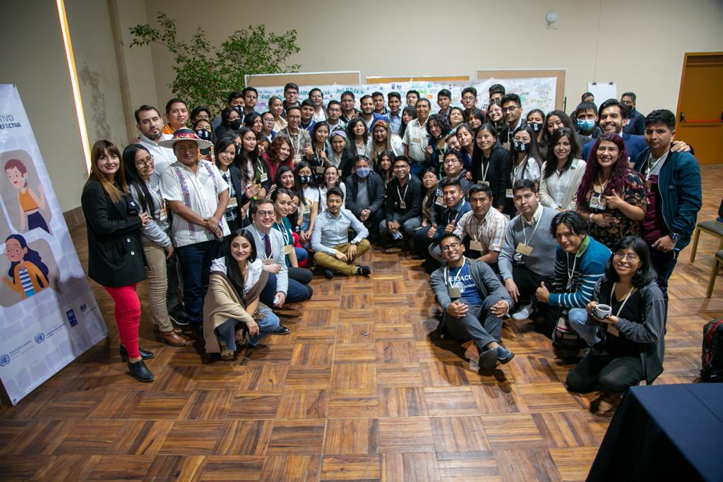 PNUDBolivia's tweet photo. Jóvenes de todo el país compartieron problemáticas identificadas en las mesas de trabajo sobre tres temas fundamentales: prosperidad, paz y planeta. Hombres y mujeres dialogaron con @LaramaDavid sobre los principales conflictos que identifican en la Bolivia actual. https://t.co/ElTHMXdUeK