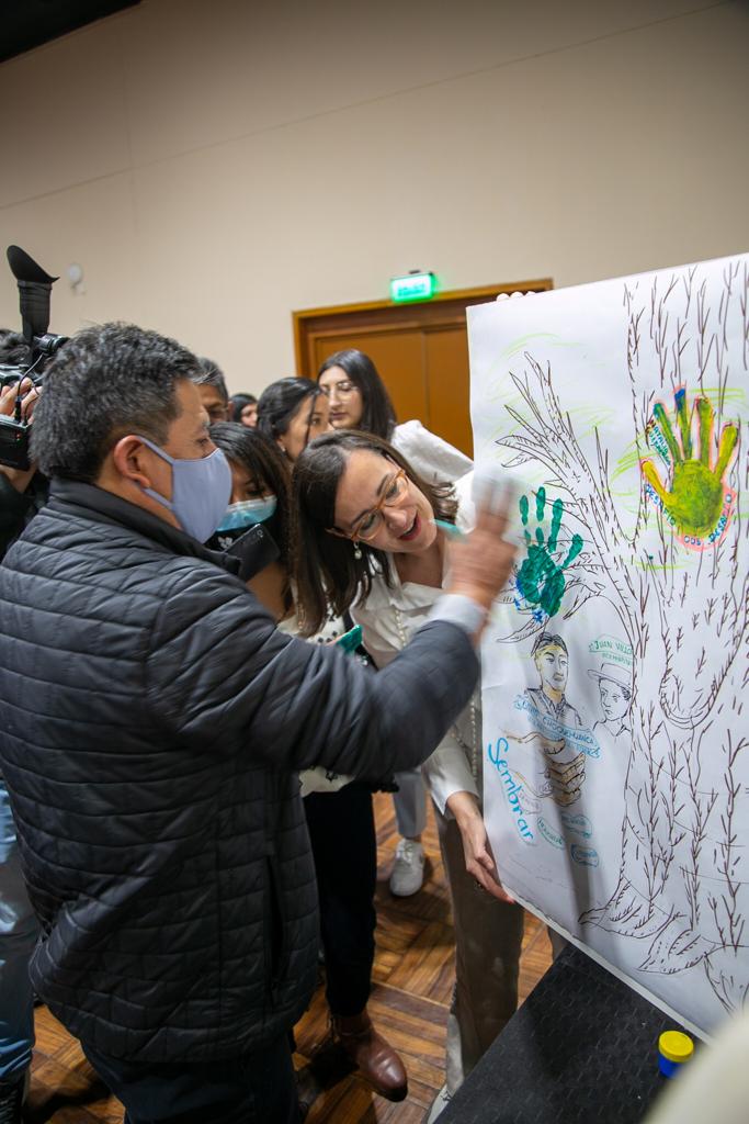 PNUDBolivia's tweet photo. Jóvenes de todo el país compartieron problemáticas identificadas en las mesas de trabajo sobre tres temas fundamentales: prosperidad, paz y planeta. Hombres y mujeres dialogaron con @LaramaDavid sobre los principales conflictos que identifican en la Bolivia actual. https://t.co/ElTHMXdUeK