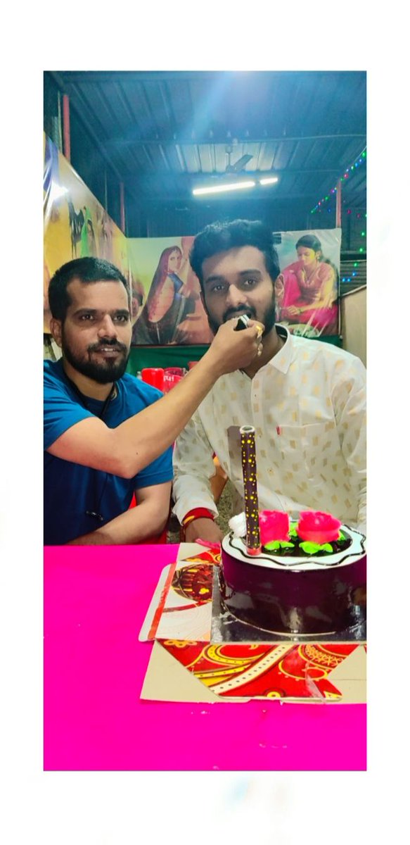 Mr_innocent_16's tweet photo. वाढदिवसाचा 8 वा केक कापण्यासाठी सरांनी वेळातला वेळ काढला , वाढदिवसाच्या हार्दिक शुभेच्छा. ❤️🙌
जागा नेहमीची 😃 
#खंडेराया https://t.co/cmbLSJ13bJ