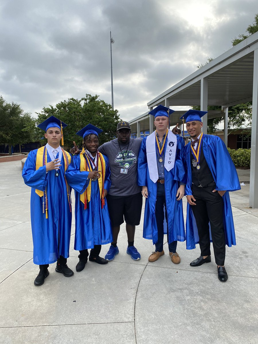 AHSW_Hounds's tweet photo. 🔵🟡Congratulations to our Graduates‼️ 🔵🟡🎓🎓🎓🎓🎓
@jeremiah5a @JamesMa66640799 @yvic25 @Quinton_AHS @NickHaworth22 https://t.co/AOjsHtAMMZ